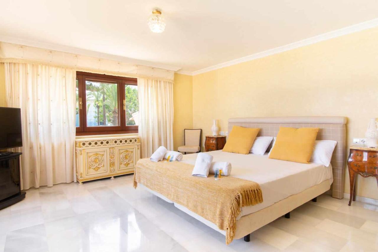 מאלגה Castle Beach House Luxury Beachfront Villa מראה חיצוני תמונה